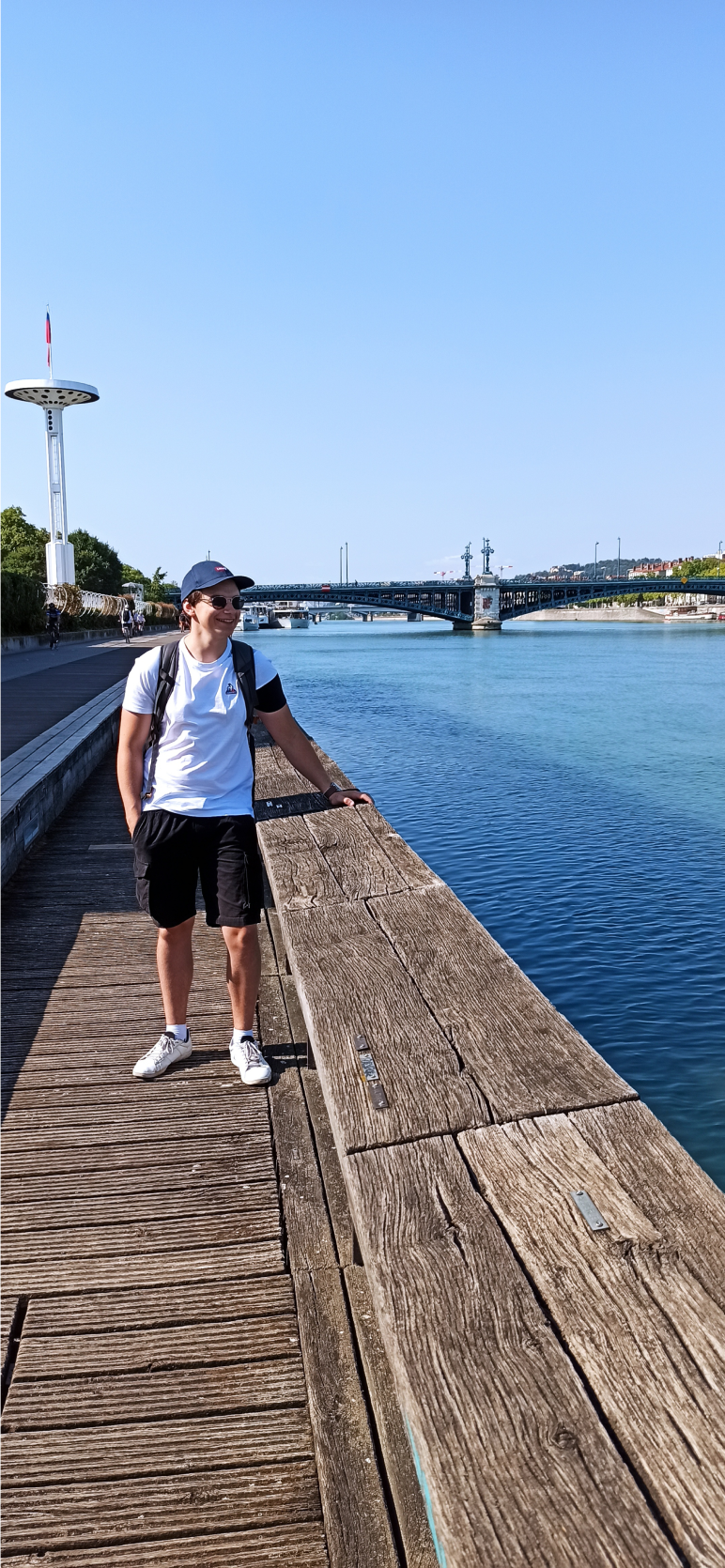 BOUT Valentin tenant un ponton de bois