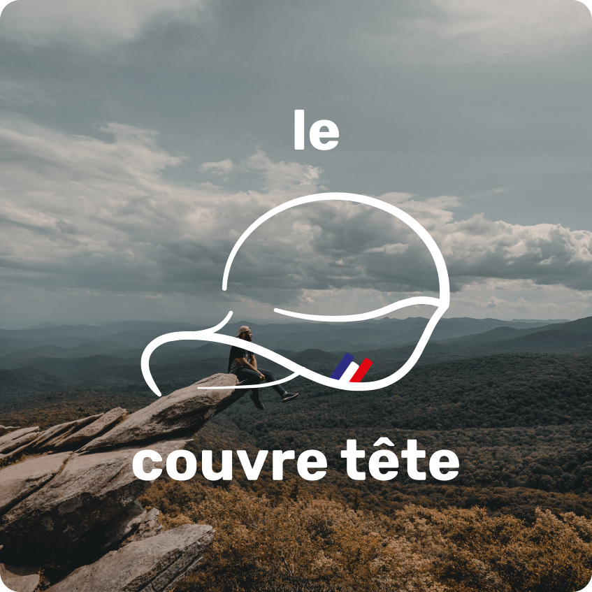 Logo le couvre tete representant une casquette minimaliste devant un paysage de montagne